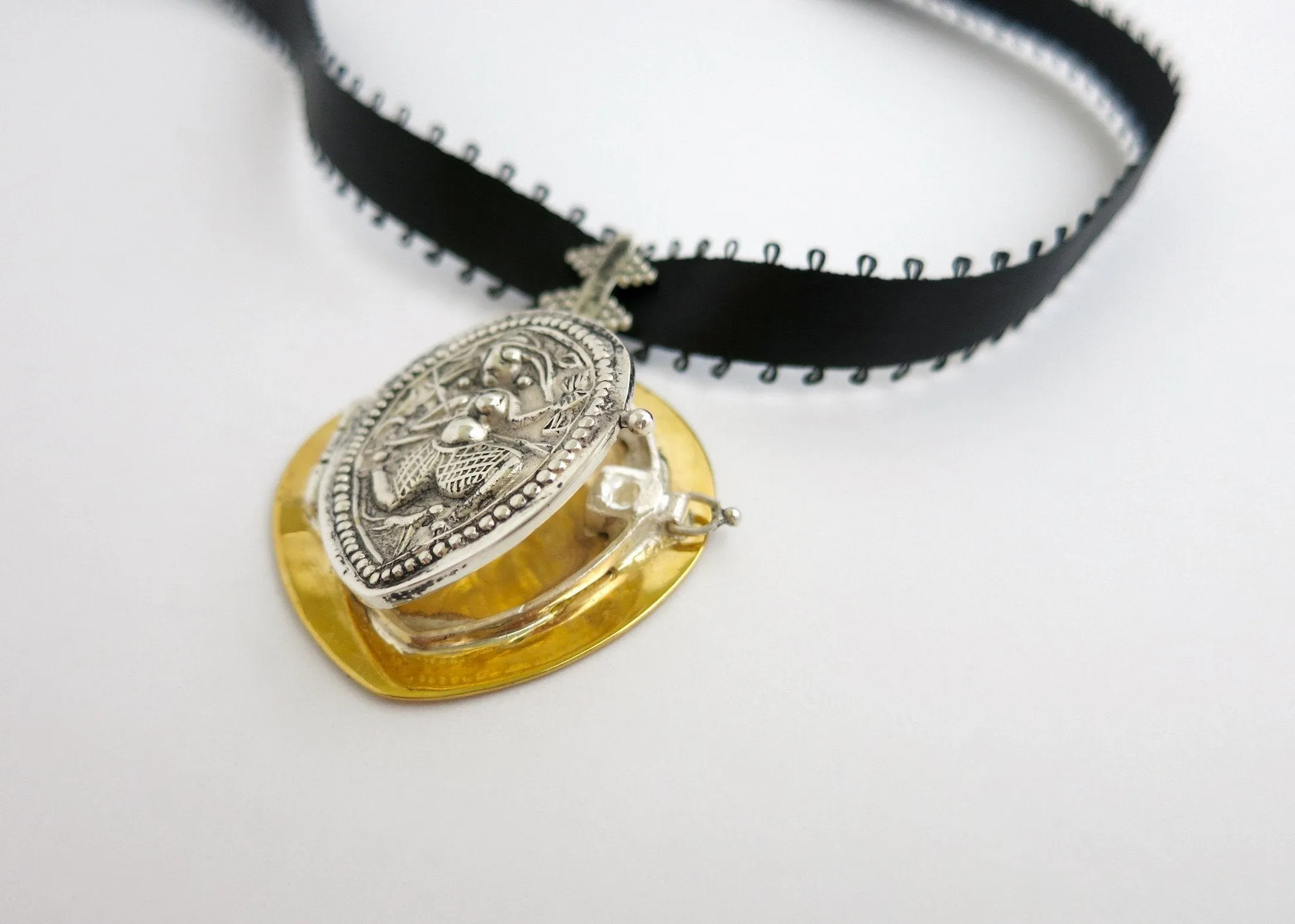 Stunning neck choker with bi-metal goddess amulet