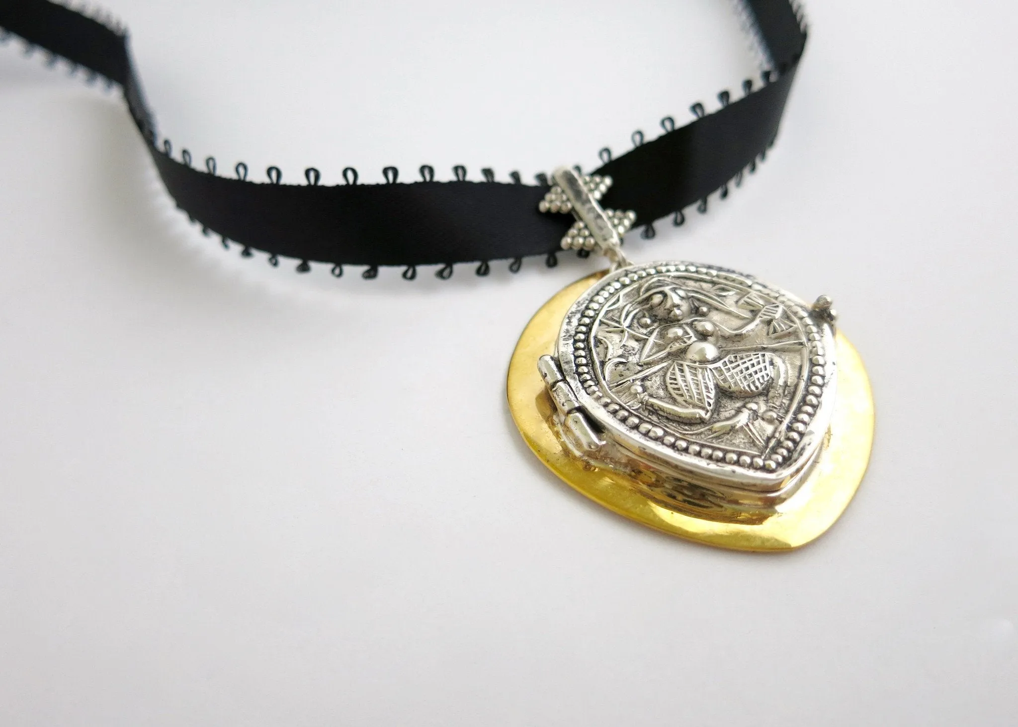 Stunning neck choker with bi-metal goddess amulet