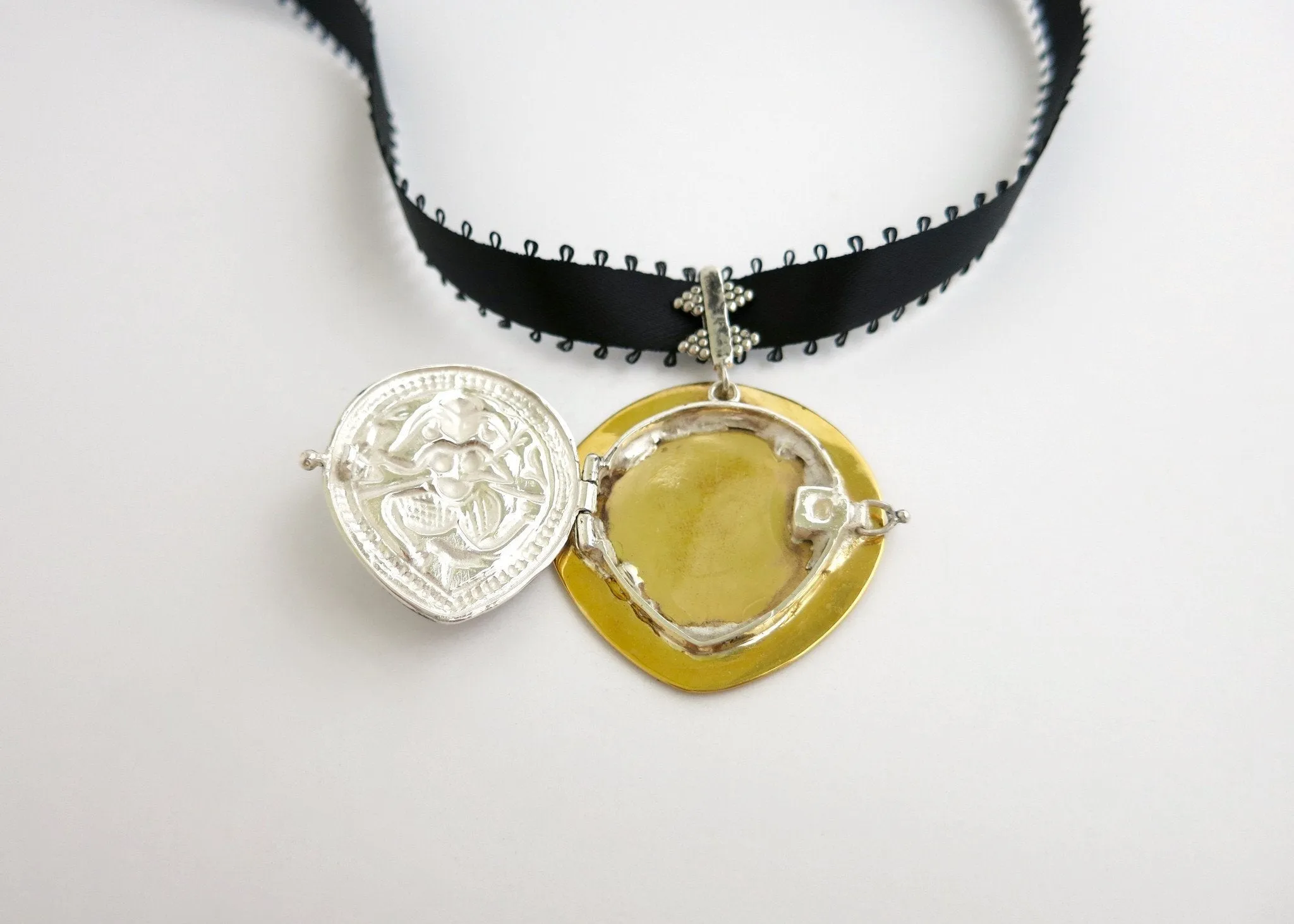 Stunning neck choker with bi-metal goddess amulet
