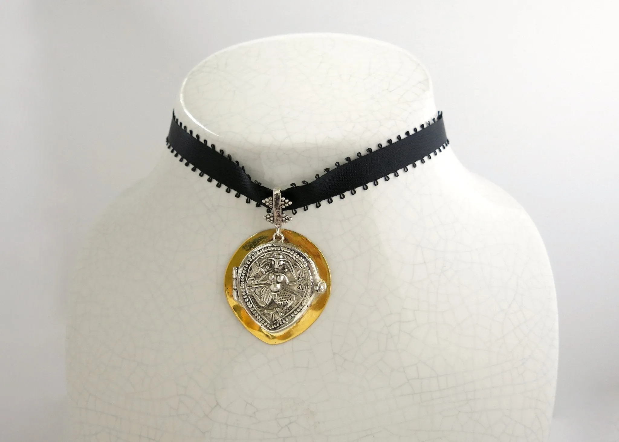 Stunning neck choker with bi-metal goddess amulet